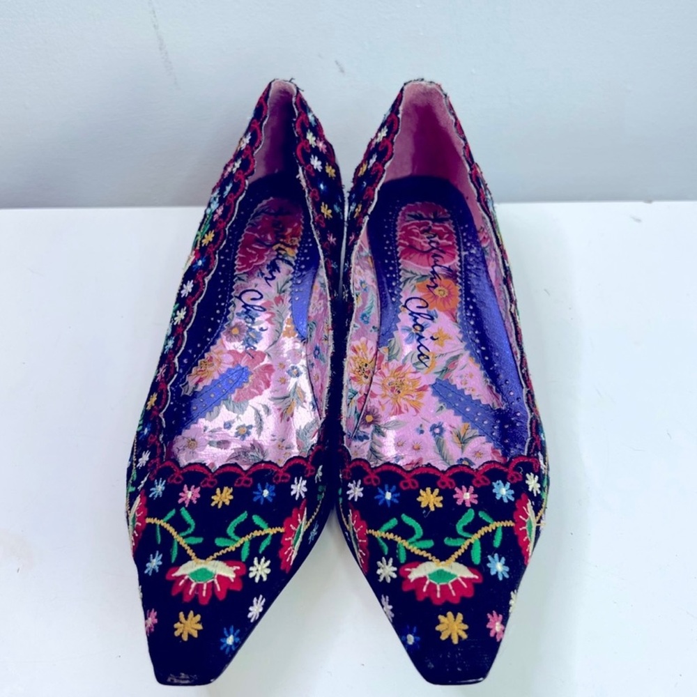 IRREGULAR CHOICE—Pointed Toe Black wedge embroidered flowers Size 39 US 8